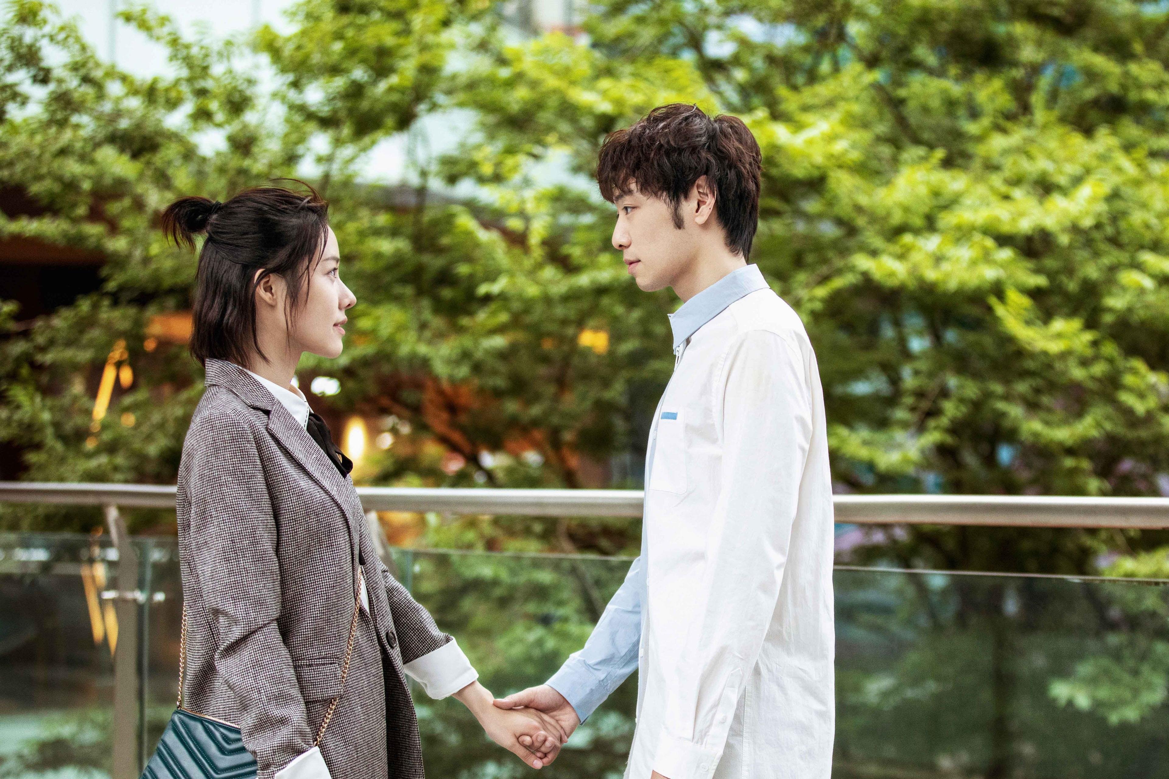 羽毛球新人在国际赛场崭露头角，羽毛球运动员进场视频